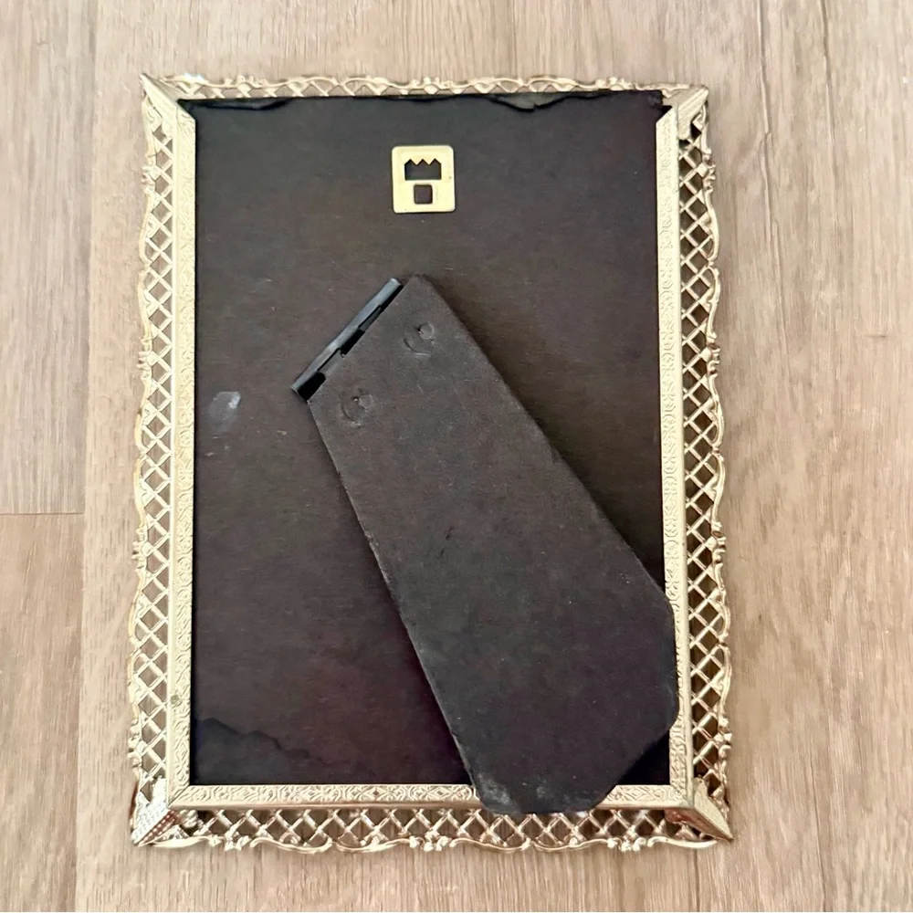 Vtg VICTORIAN Gold Tone Filigree Metal‎ PHOTO PICTURE FRAME W/ Glass 6” X 8